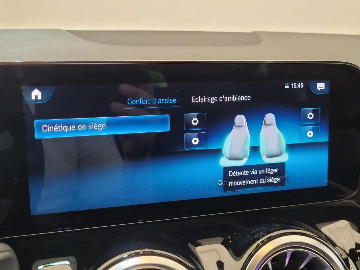 Écran tactile du tableau de bord du Mercedes GLA 200 D bleu, affichant les réglages de confort des sièges.