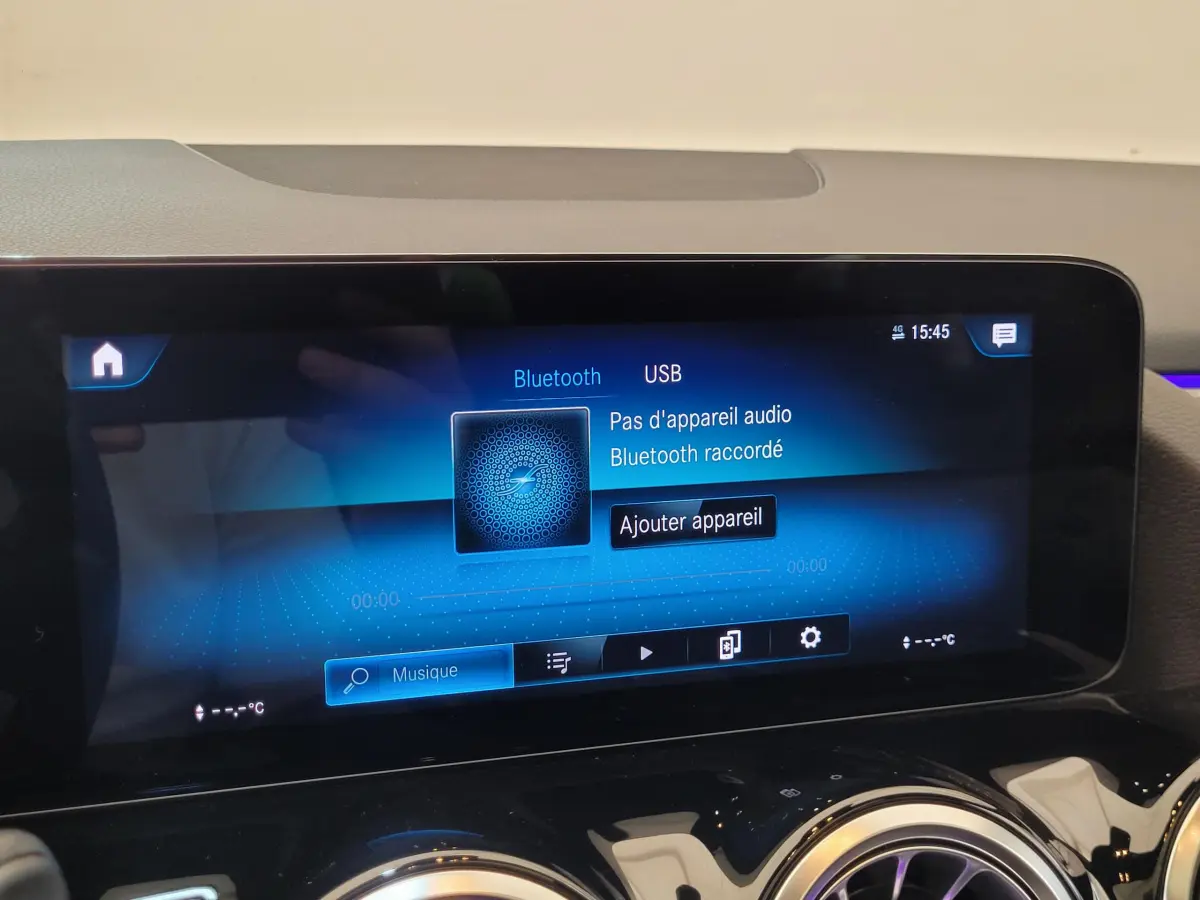 Écran tactile central bleu affichant la connexion Bluetooth dans le tableau de bord noir du Mercedes GLA 200 D 2022.