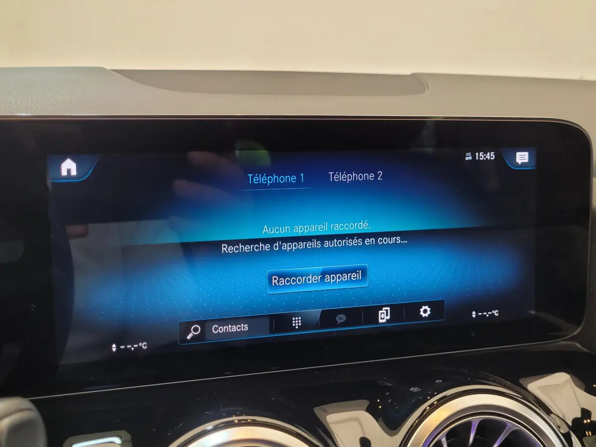 Écran tactile central de la Mercedes GLA 200 D 2022 affichant la recherche de connexion Bluetooth.