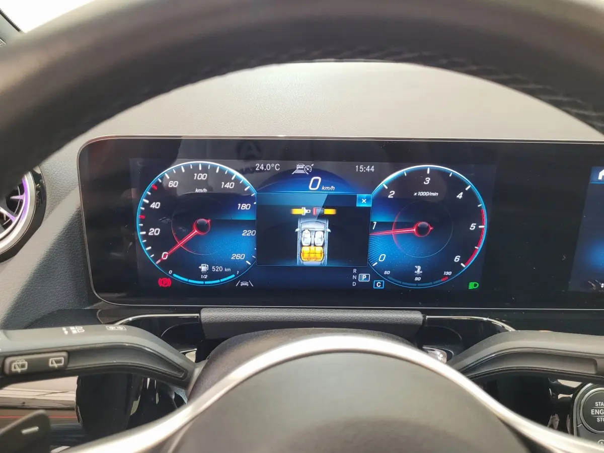 Vue rapprochée du tableau de bord numérique du Mercedes GLA 200 D bleu, affichant vitesse et compte-tours.