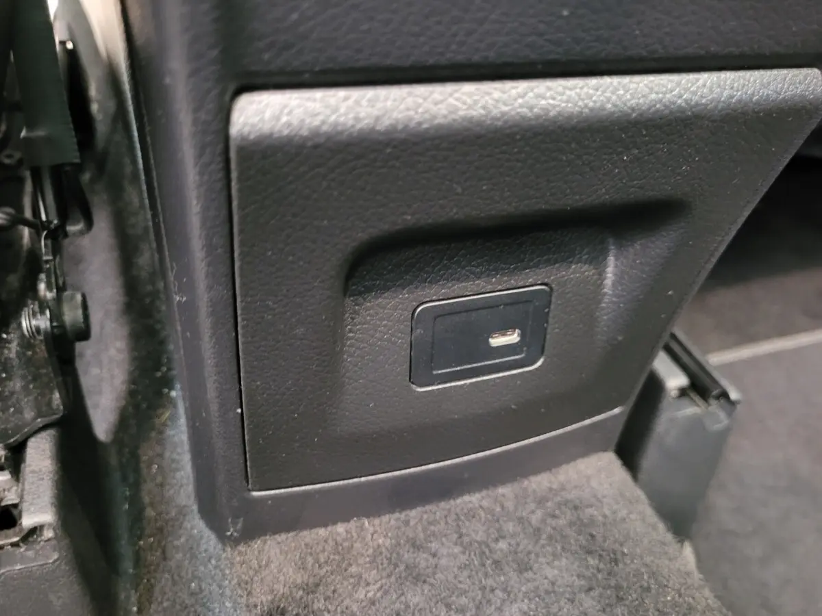 Prise USB type C en gros plan sur la console arrière du Mercedes GLA 200 D Business Line bleu 2022