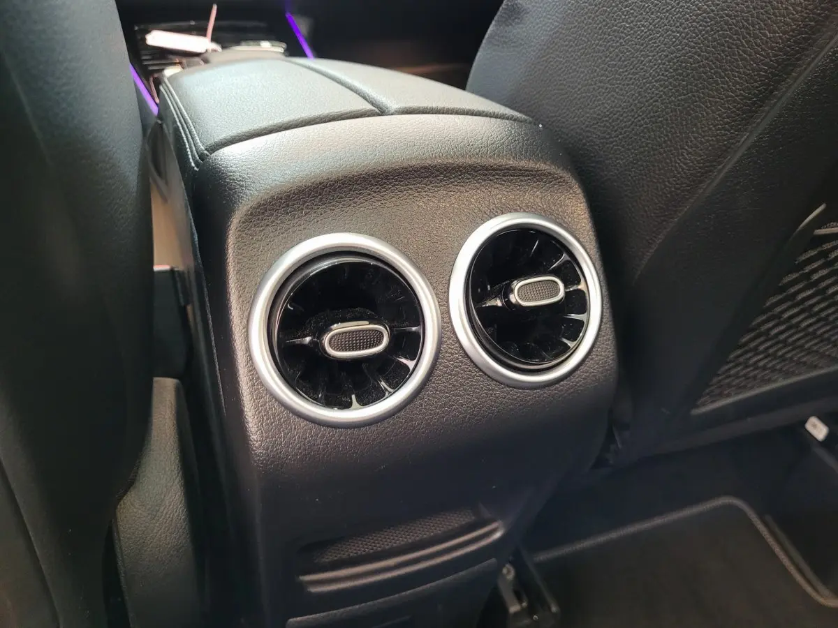 Vue rapprochée de la console centrale arrière en cuir noir du Mercedes GLA 200 D Business Line 2022.