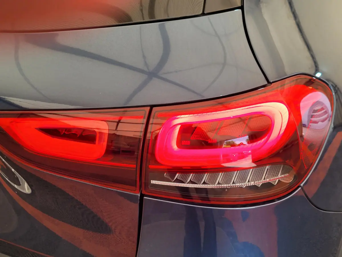 Gros plan sur le feu arrière droit rouge du Mercedes GLA 200 D Business Line bleu 2022.