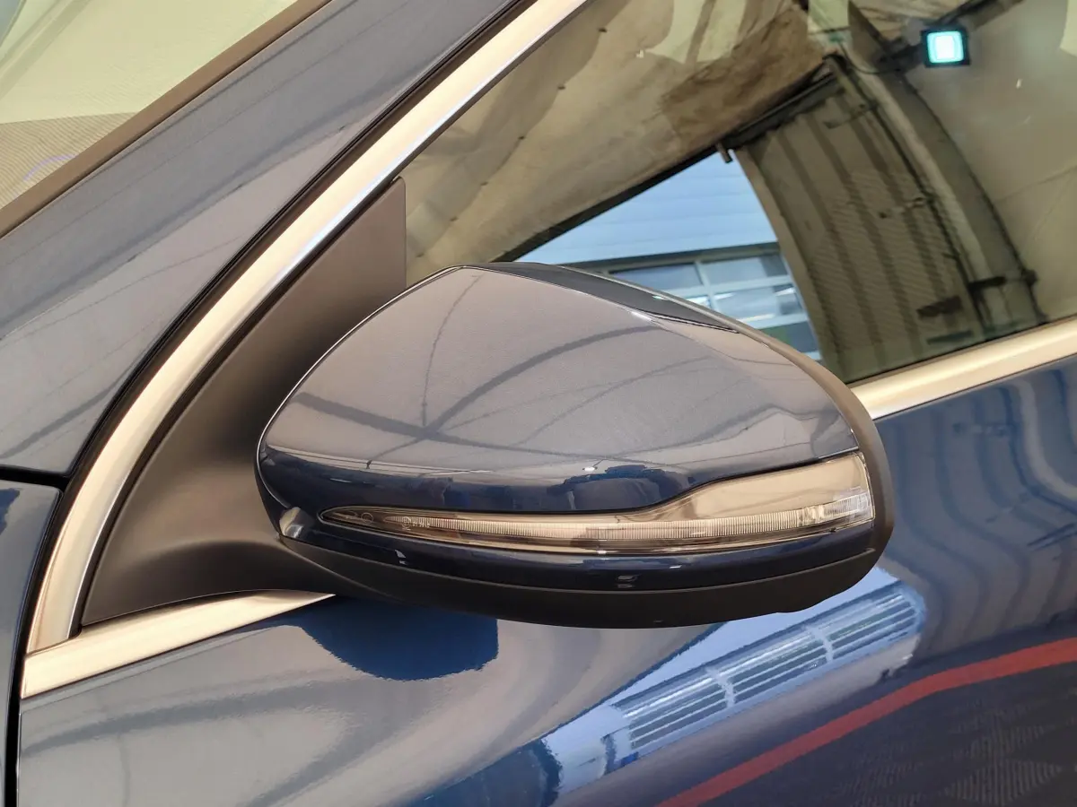 Rétroviseur droit bleu du Mercedes GLA 200 D Business Line 2022 avec clignotant intégré, vue rapprochée côté conducteur.