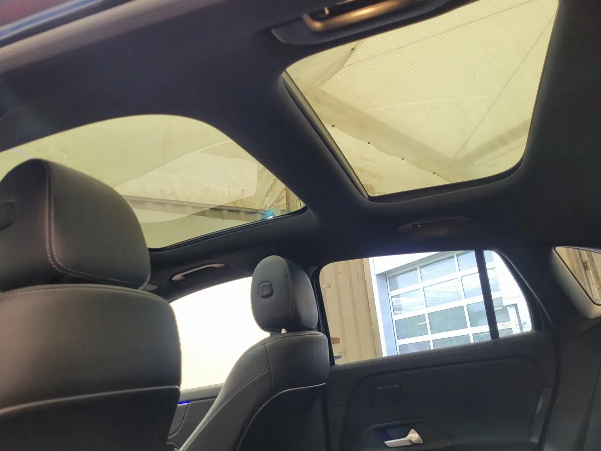 Vue intérieure arrière du Mercedes GLA 200 D Business Line 2022 avec toit panoramique et sièges cuir noirs.