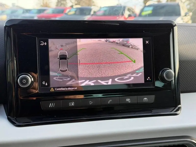 Écran multimédia affichant la caméra de recul et l'aide au stationnement de la SEAT Ibiza 2025 en gris magnétique métallisé.