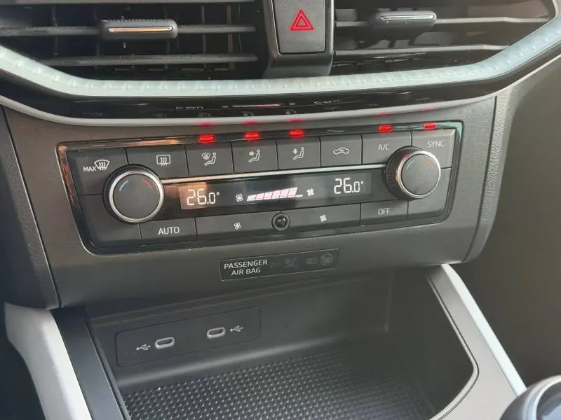 Détail du tableau de bord de la SEAT Ibiza 2025, montrant la climatisation digitale avec réglage à 26°C.