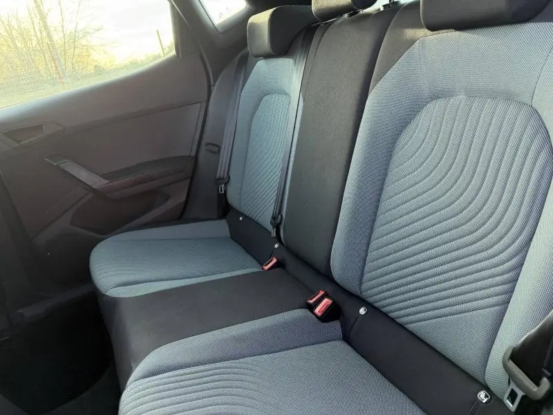 Vue intérieure côté droit des sièges arrière gris clair et noir de la SEAT Ibiza 2025 Special Edition Xcellence.