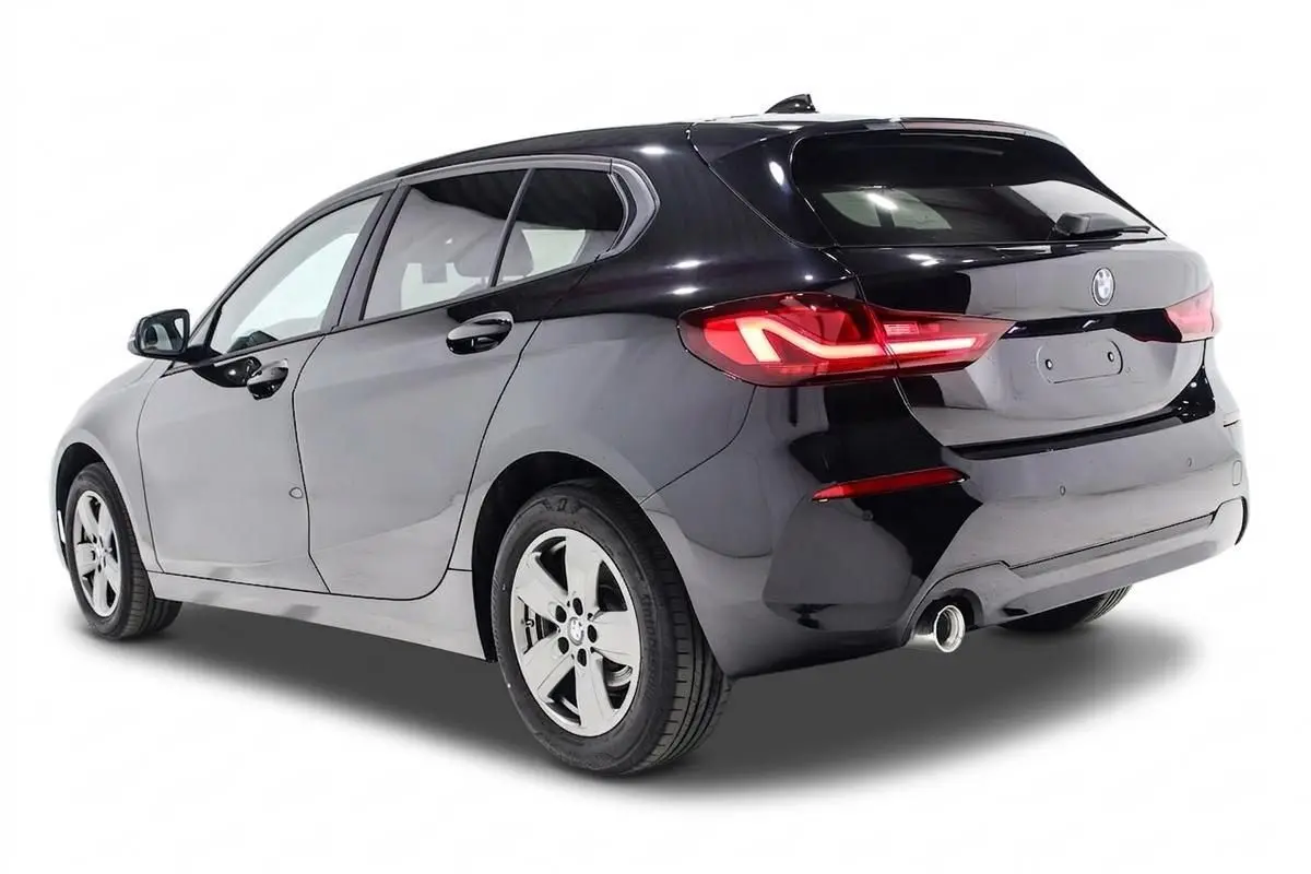 Vue 3/4 arrière droite d'une BMW Série 1 noire 5 portes avec feux arrière allumés sur fond blanc.