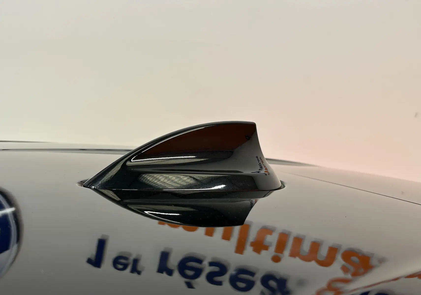 Gros plan sur l’antenne requin noire sur le toit brillant d’une BMW Série 1 116d 2023.