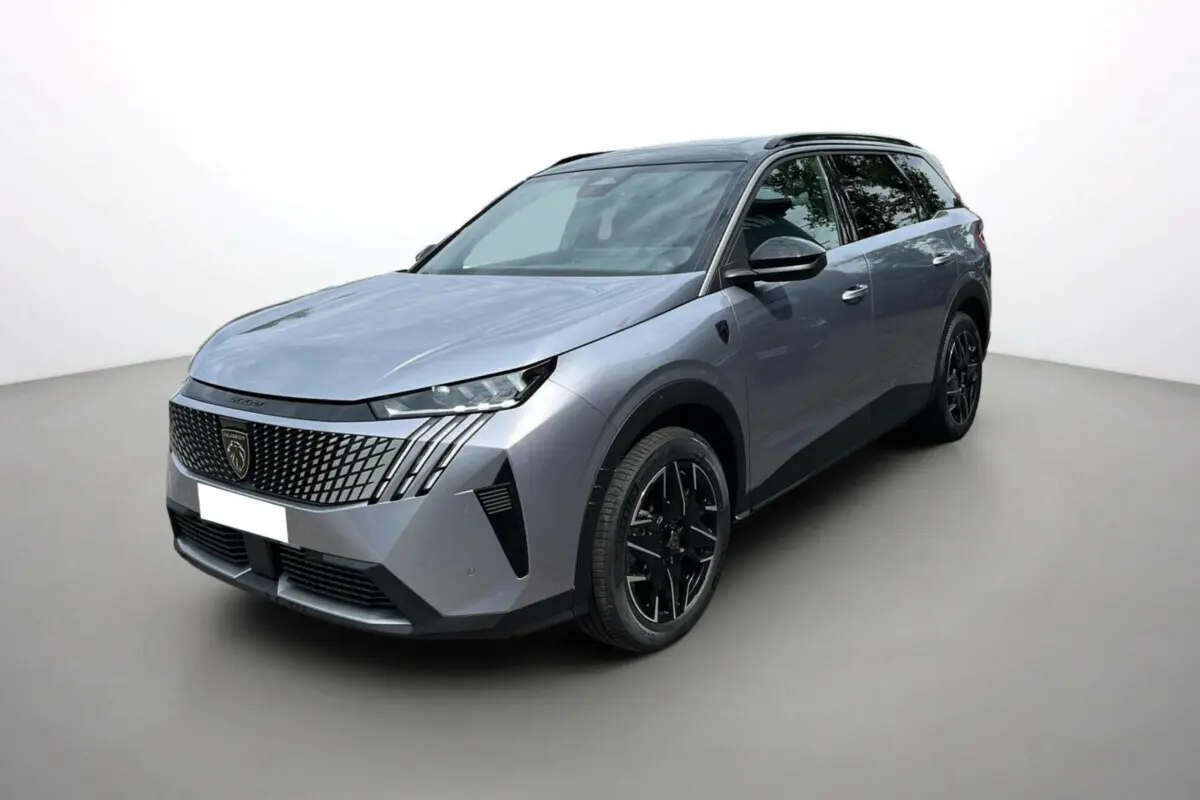 Peugeot 5008 Hybrid 145 GT Alcantara gris artense toit noir, vue 3/4 avant avec jantes alu noires.