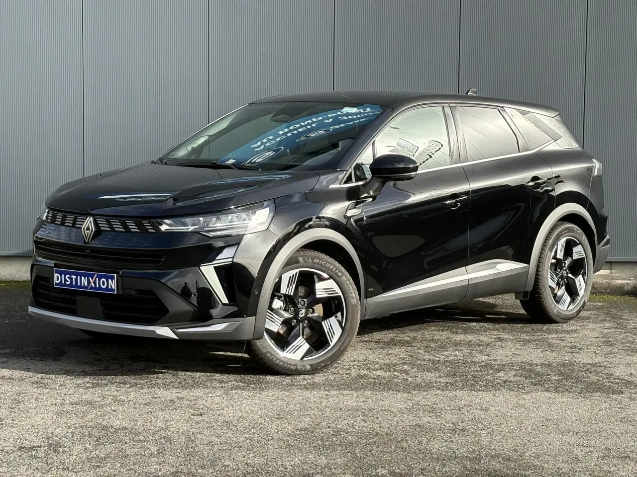 Vue 3/4 avant droite d'un Renault Symbioz E-Tech Full Hybrid 2025 noir étoilé avec jantes 18 pouces et détails chromés.