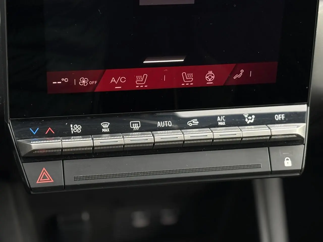 Gros plan sur la console centrale tactile et les commandes climatisation du Renault Symbioz noir étoilé 2025.