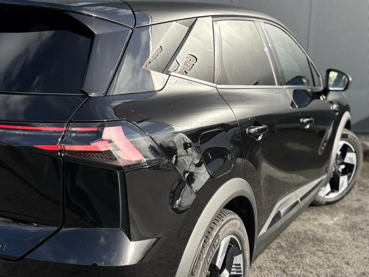 Vue 3/4 arrière droite du Renault SYMBIOZ noir étoilé avec feux LED et jantes 18 pouces Gravity visibles.