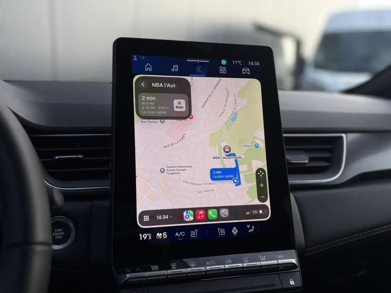 Écran tactile central affichant la navigation GPS dans l’habitacle du Renault Symbioz noir étoilé, vue intérieure frontale.