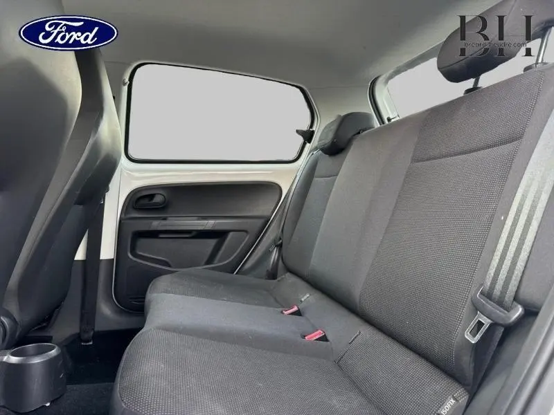 Vue intérieure côté droit de la banquette arrière en tissu noir d'une Volkswagen Up 2014 Blanc Candy.