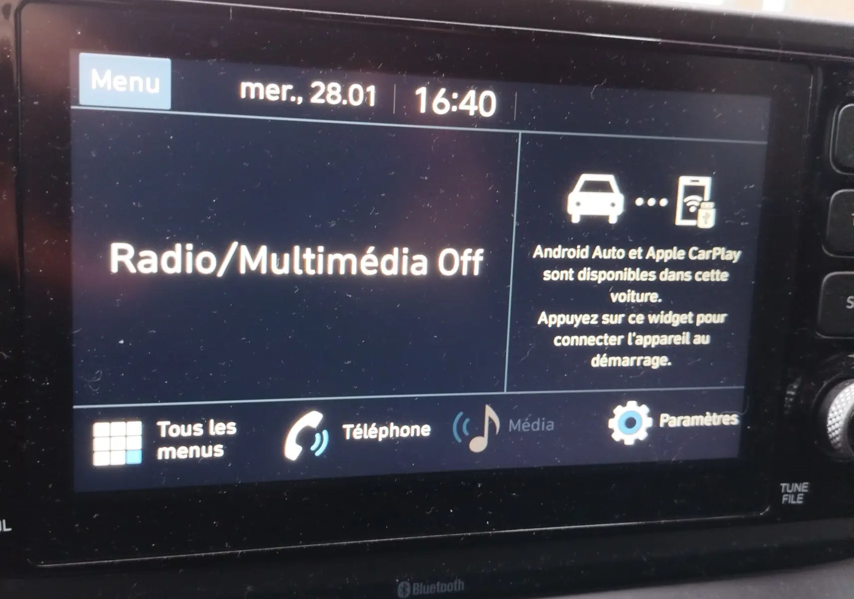 Écran tactile central de la Hyundai Bayon 2022 affichant le menu radio/multimédia désactivé, interface en français.