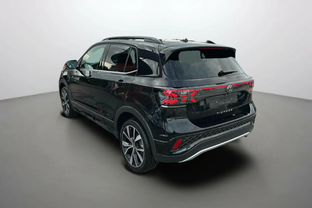 Volkswagen T-Cross noir intense en 3/4 arrière droit, avec feux LED et jantes alu 18 pouces visibles.