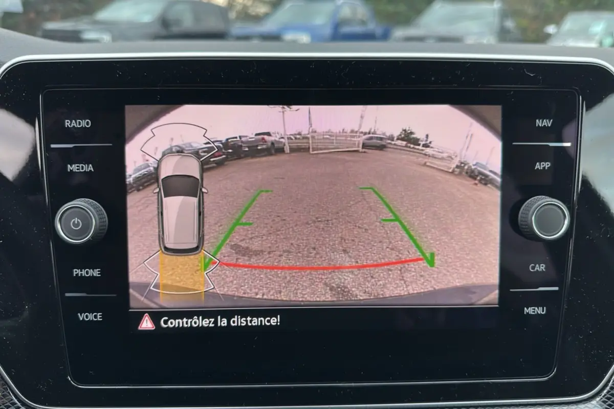 Écran de caméra de recul du Volkswagen T-Cross noir intense, affichant l'alerte de distance en vue arrière.