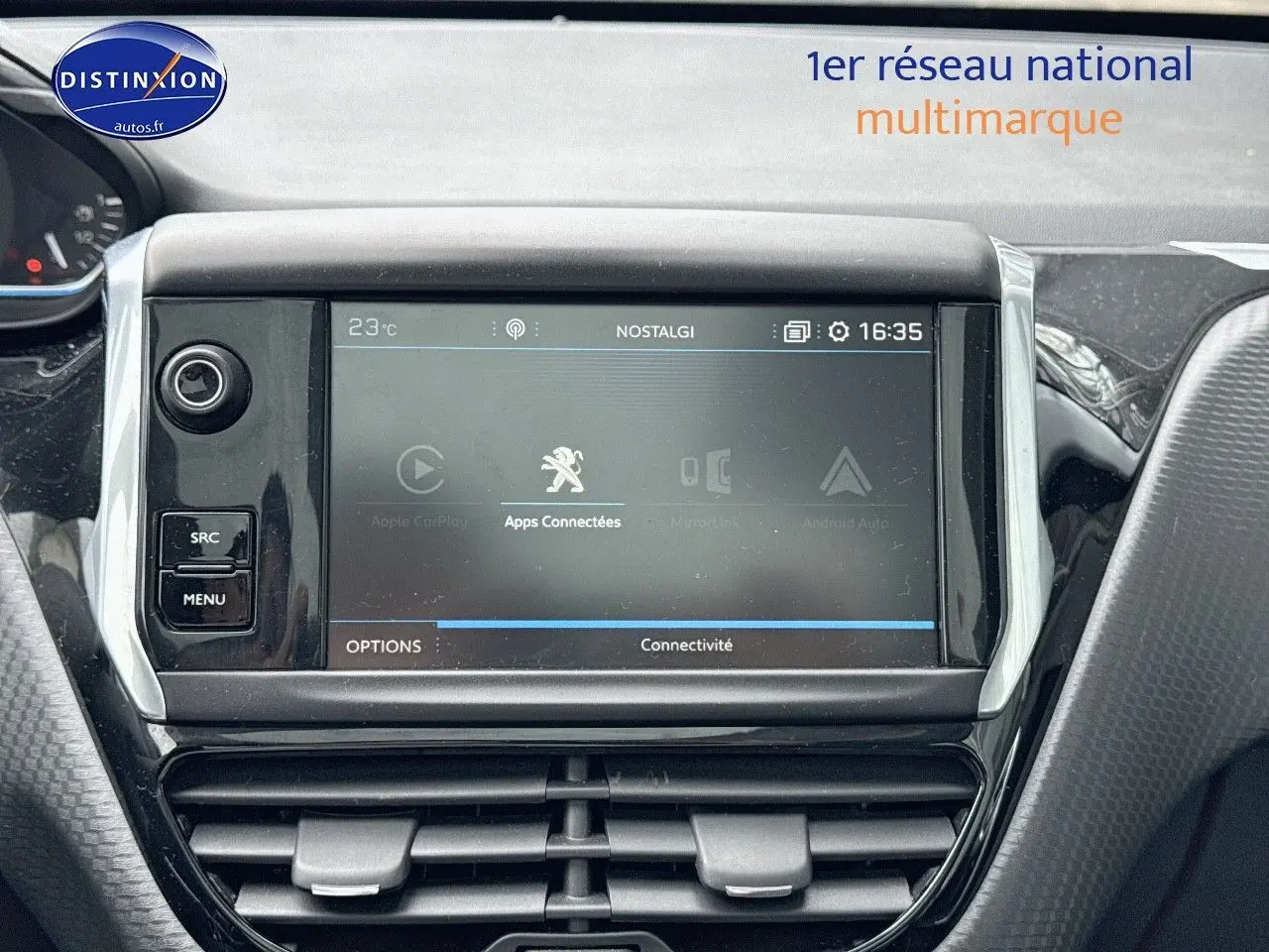 Écran tactile central de la Peugeot 2008 2019 gris platinium montrant l'interface connectée à 16h35.