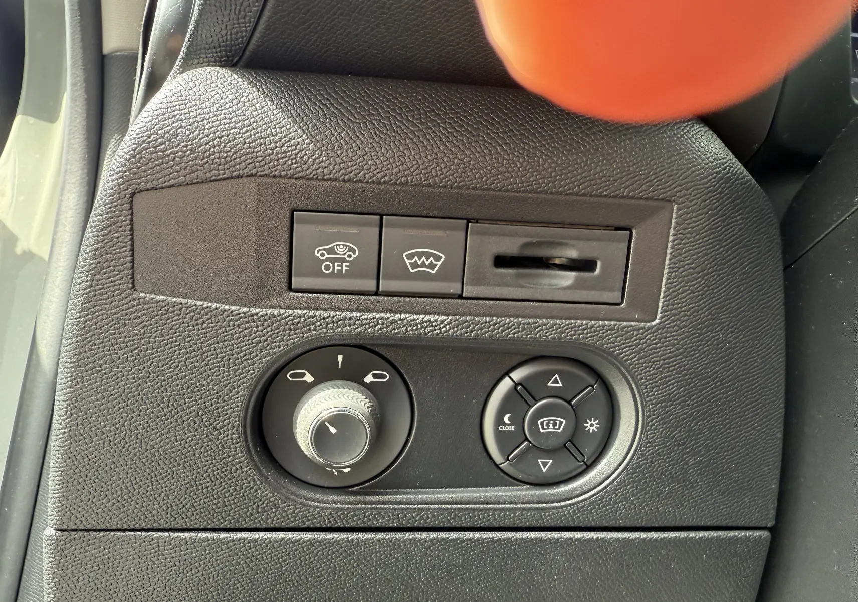 Gros plan sur les commandes noires de réglage des rétroviseurs et de la lunette arrière du DS3 2024 gris laqué.