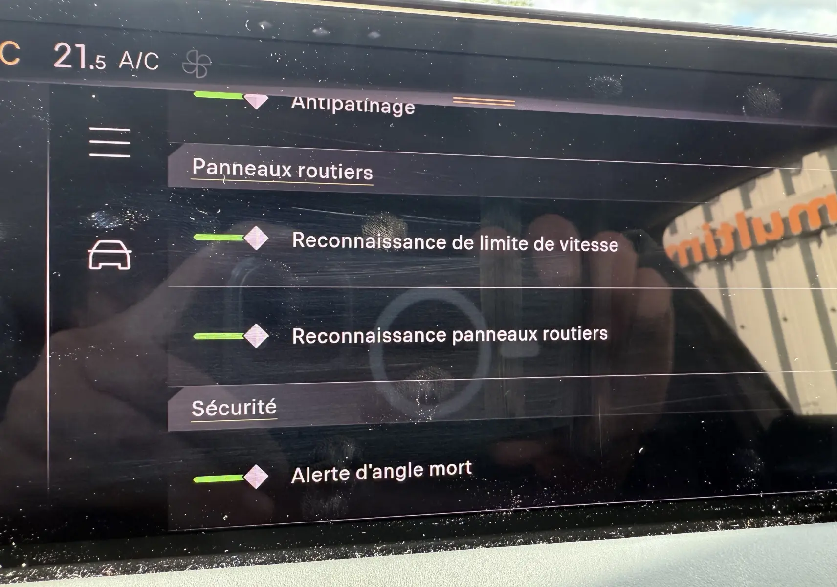 Écran tactile intérieur du DS3 2024 affichant les options de reconnaissance des panneaux routiers et alerte d'angle mort.