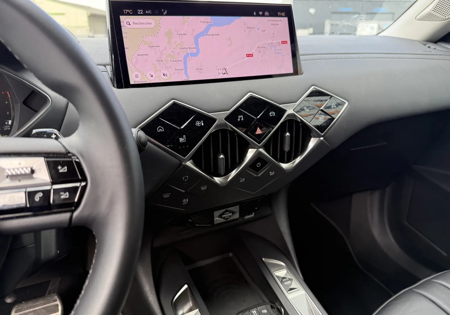 Tableau de bord et console centrale du DS3 2024 avec écran tactile GPS et commandes tactiles en losange côté conducteur.