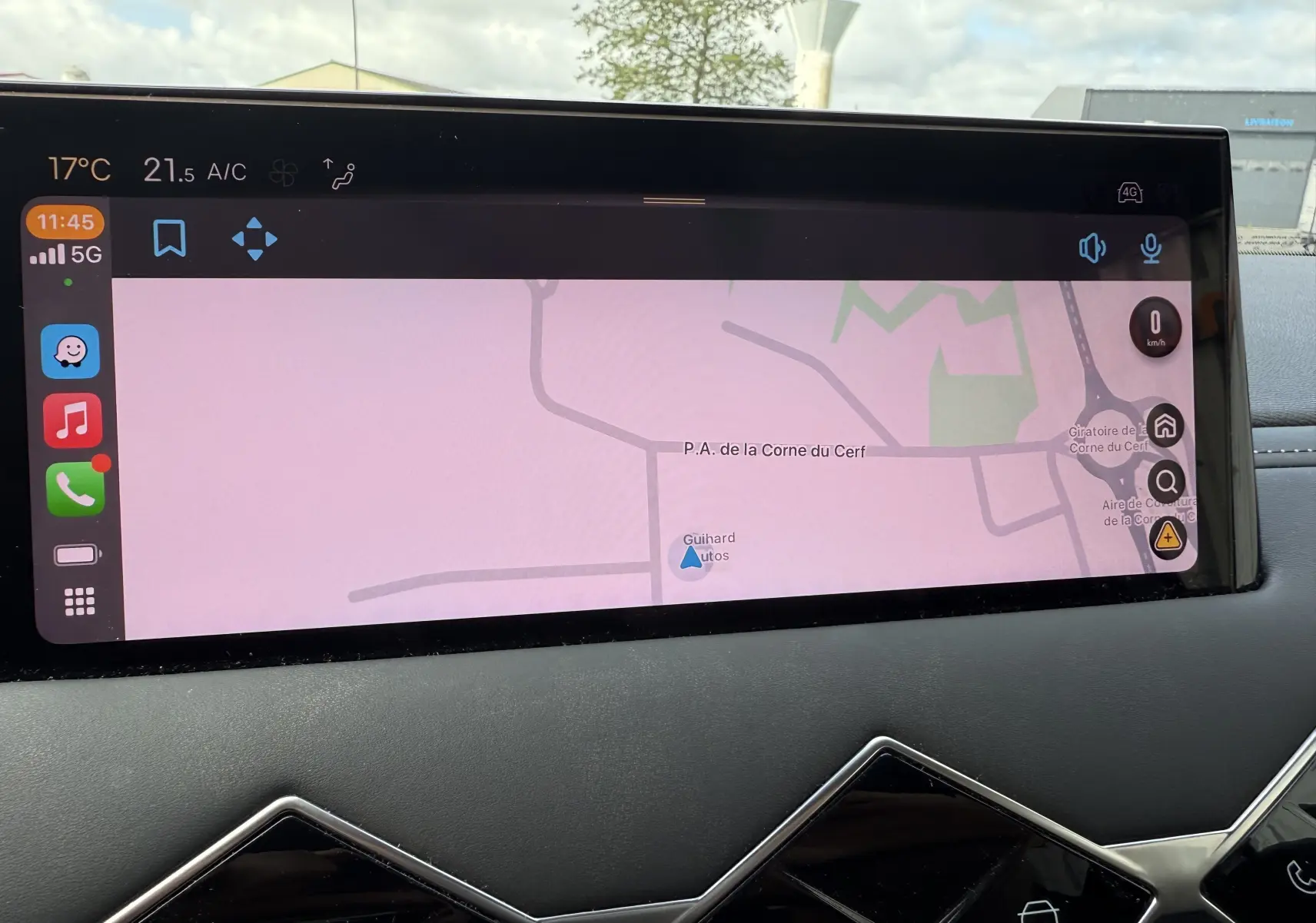 Écran tactile du système de navigation dans le tableau de bord d'une DS3 2024 gris laqué toit noir, vue intérieure frontale.