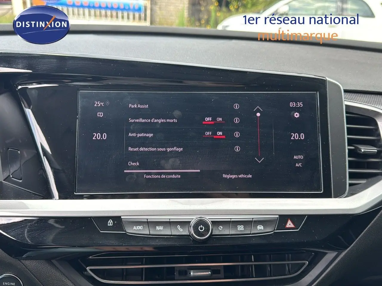 Écran tactile central du tableau de bord de l'Opel Grandland noir 2024 affichant les réglages d'assistance à la conduite.