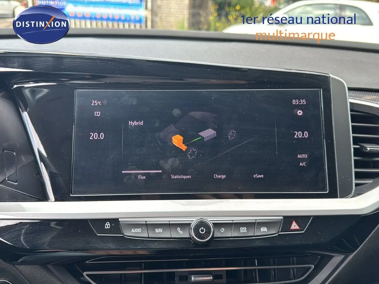 Écran tactile central affichant les informations hybrides dans l'habitacle noir de l'Opel Grandland 2024.