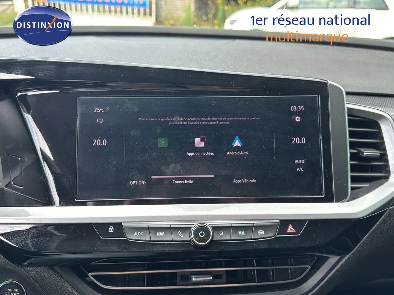 Écran tactile central du tableau de bord de l'Opel Grandland noir 2024, affichant Apple CarPlay et Android Auto