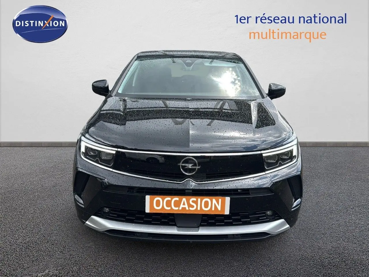 Vue frontale d'un Opel Grandland noir 2024 avec calandre moderne et phares LED sous la pluie.