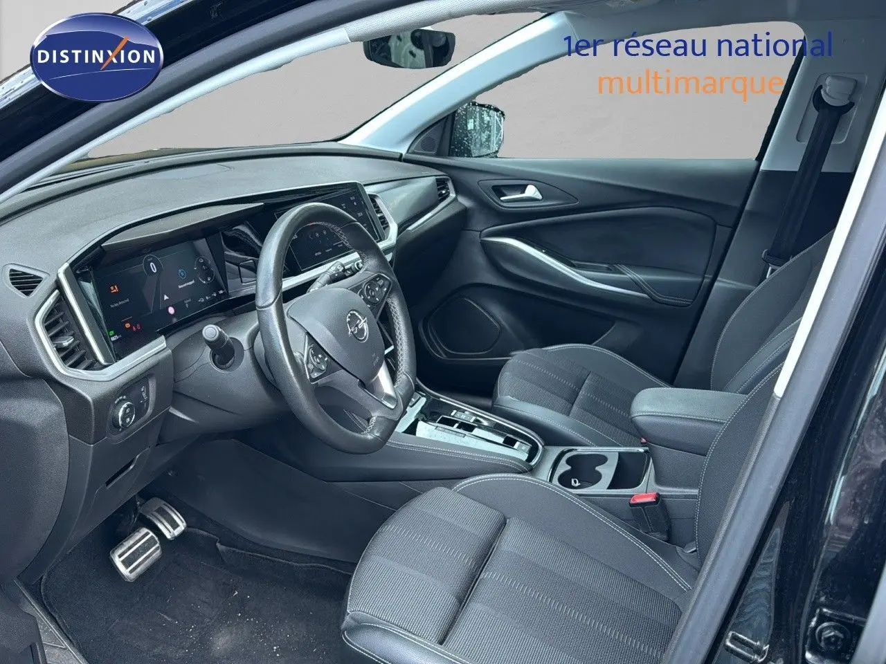 Intérieur noir de l'Opel Grandland 2024, vue côté conducteur avec tableau de bord numérique et volant multifonction.