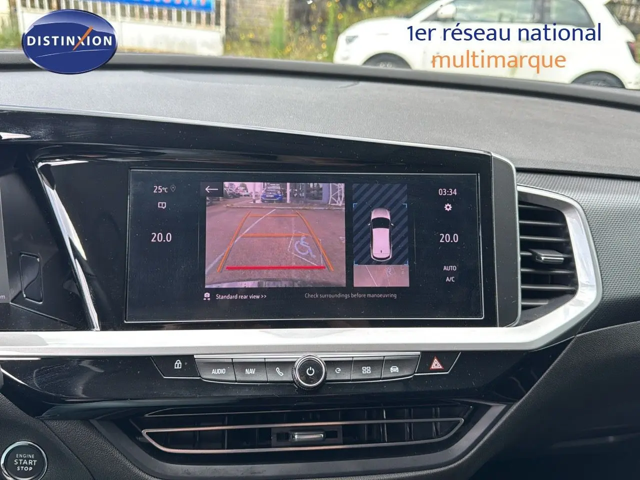 Écran central affichant la caméra de recul et la vue 360° dans l'habitacle noir de l'Opel Grandland hybride 2024.