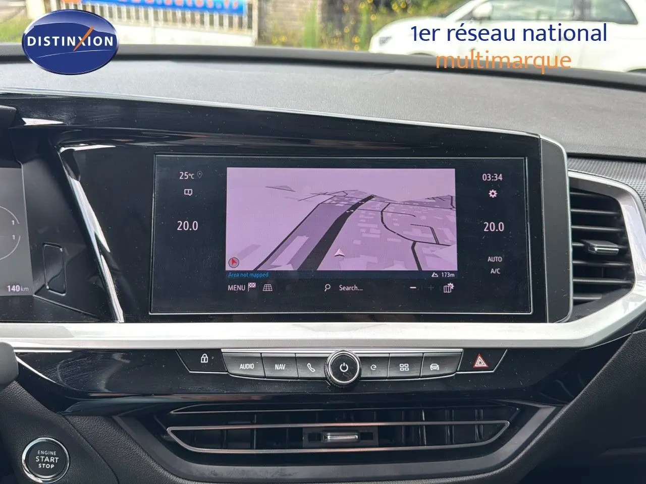 Tableau de bord noir d’Opel Grandland 2024 avec écran tactile affichant navigation et commandes centrales.