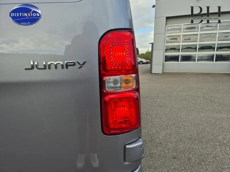 Gros plan sur le feu arrière droit gris acier métal du Citroën Jumpy Fourgon XL 2025, avec logo Jumpy visible.