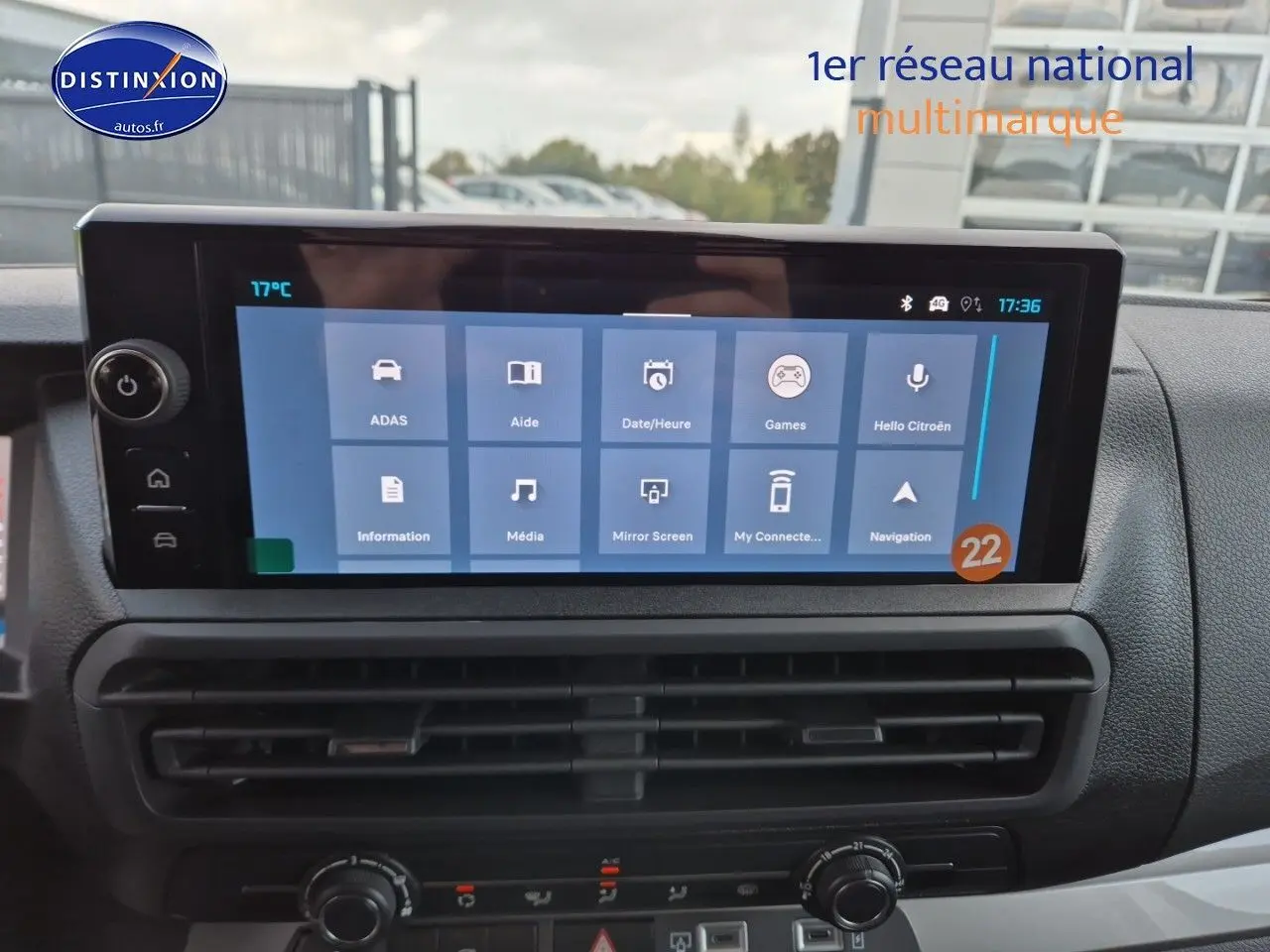 Écran tactile central du tableau de bord du Citroën Jumpy XL gris Titane, vue frontale rapprochée.