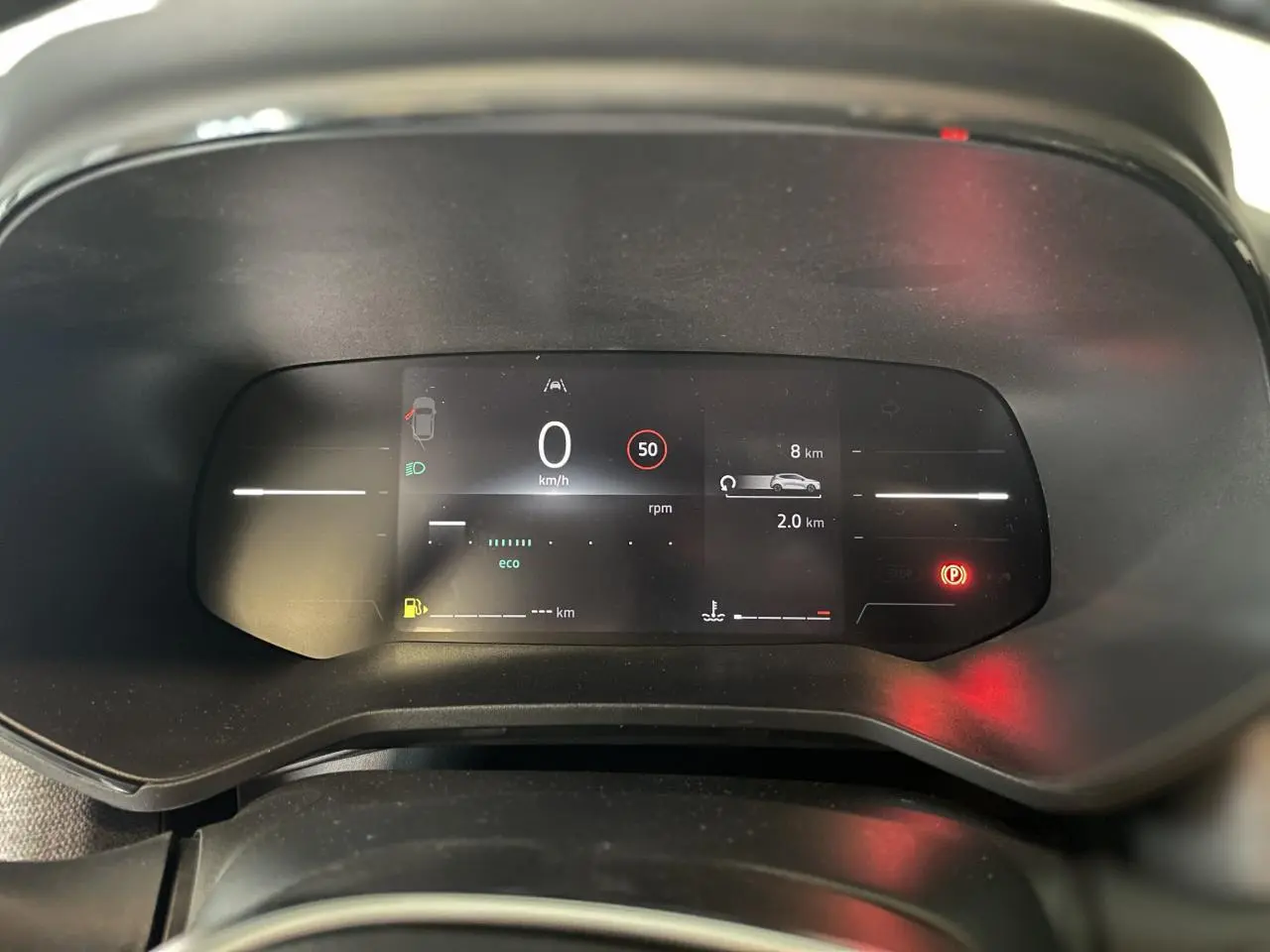 Tableau de bord numérique de la Renault Clio 2025 affichant la vitesse à 0 km/h et alertes actives.