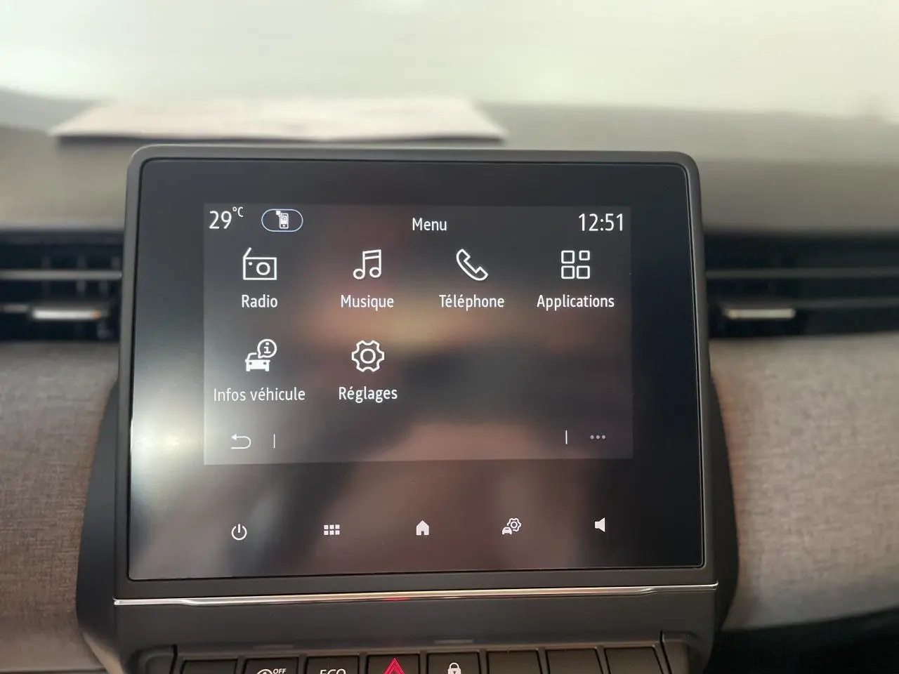 Écran tactile central du tableau de bord de la Renault Clio blanche, affichant le menu multimédia à 12h51.