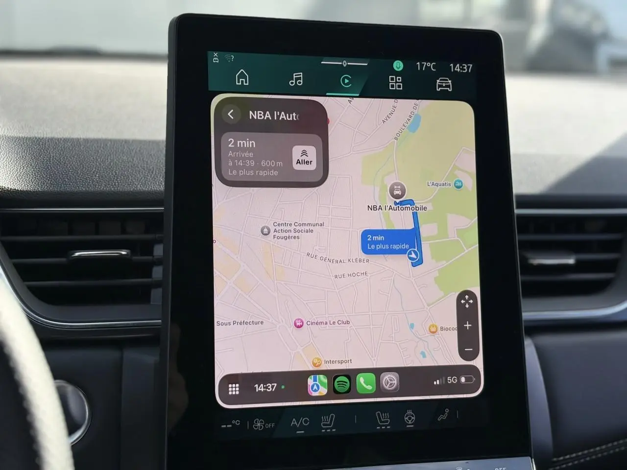 Écran tactile central du tableau de bord du Renault SYMBIOZ 2025 affichant la navigation GPS en mode clair.