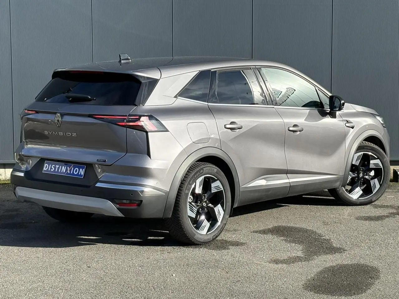 Vue 3/4 arrière droite d'un Renault SYMBIOZ gris Cassiopée avec jantes 18 pouces et vitres surteintées.