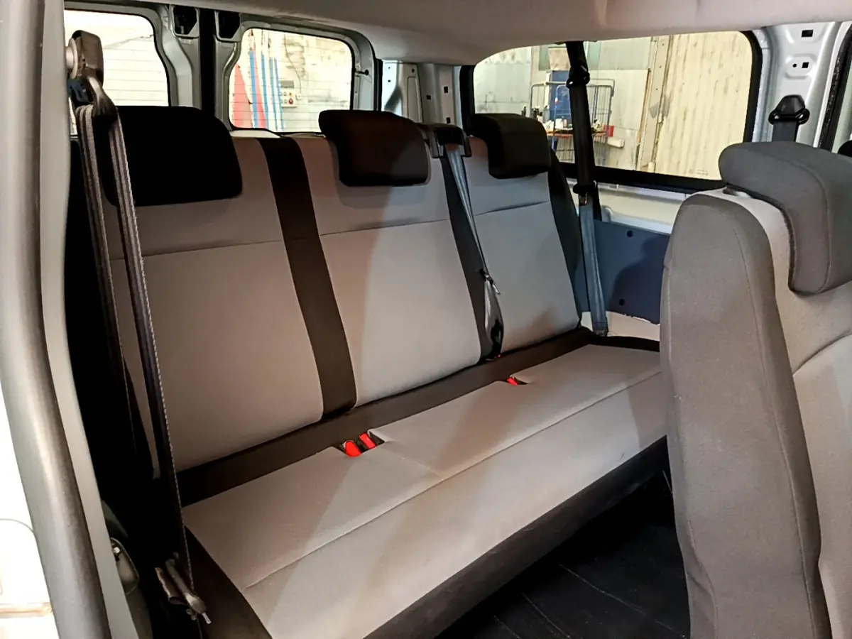 Vue intérieure côté droit montrant la banquette arrière grise du Toyota Proace Verso 2019 avec appuie-têtes et ceintures de sécurité.