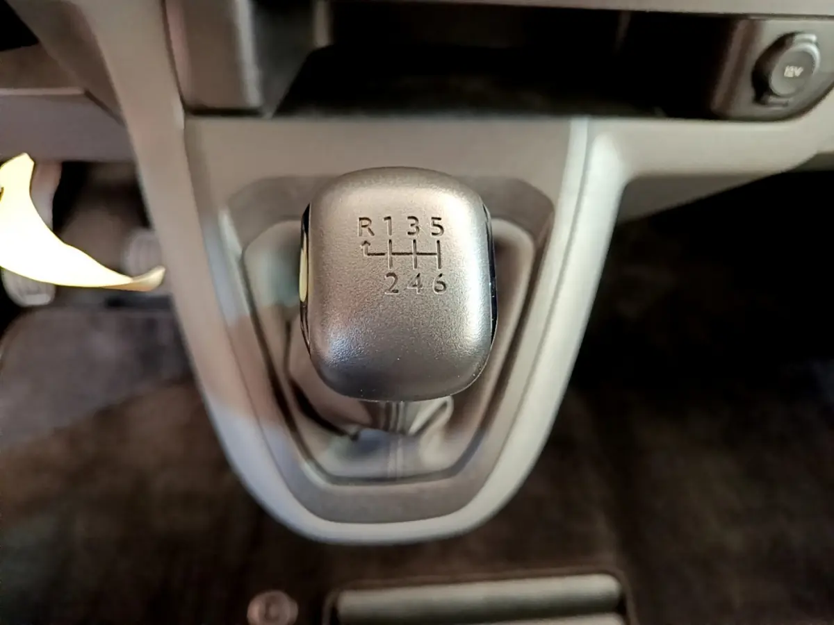 Gros plan sur le levier de vitesses manuel noir du Toyota Proace Verso 2019, entouré de console grise.