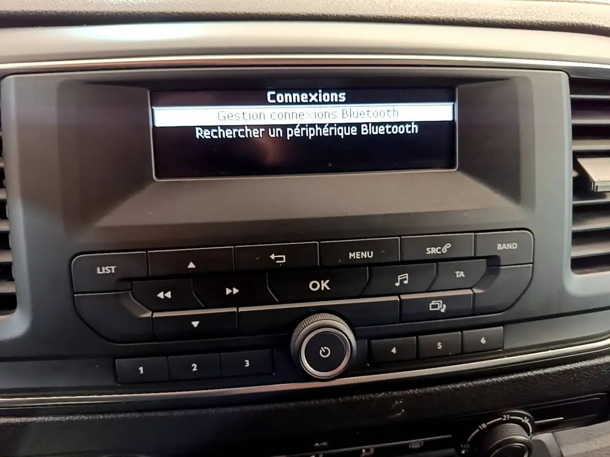 Détail de la console centrale du Toyota Proace Verso 2019 montrant l'écran Bluetooth et les commandes audio.