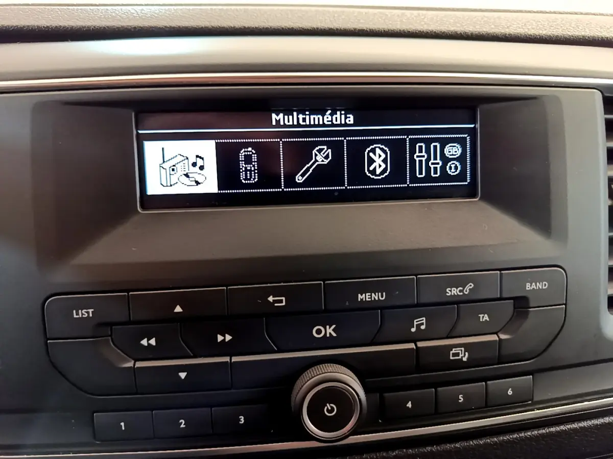 Écran multimédia du Toyota Proace Verso 2019 montrant le menu Bluetooth et commandes audio en gros plan.