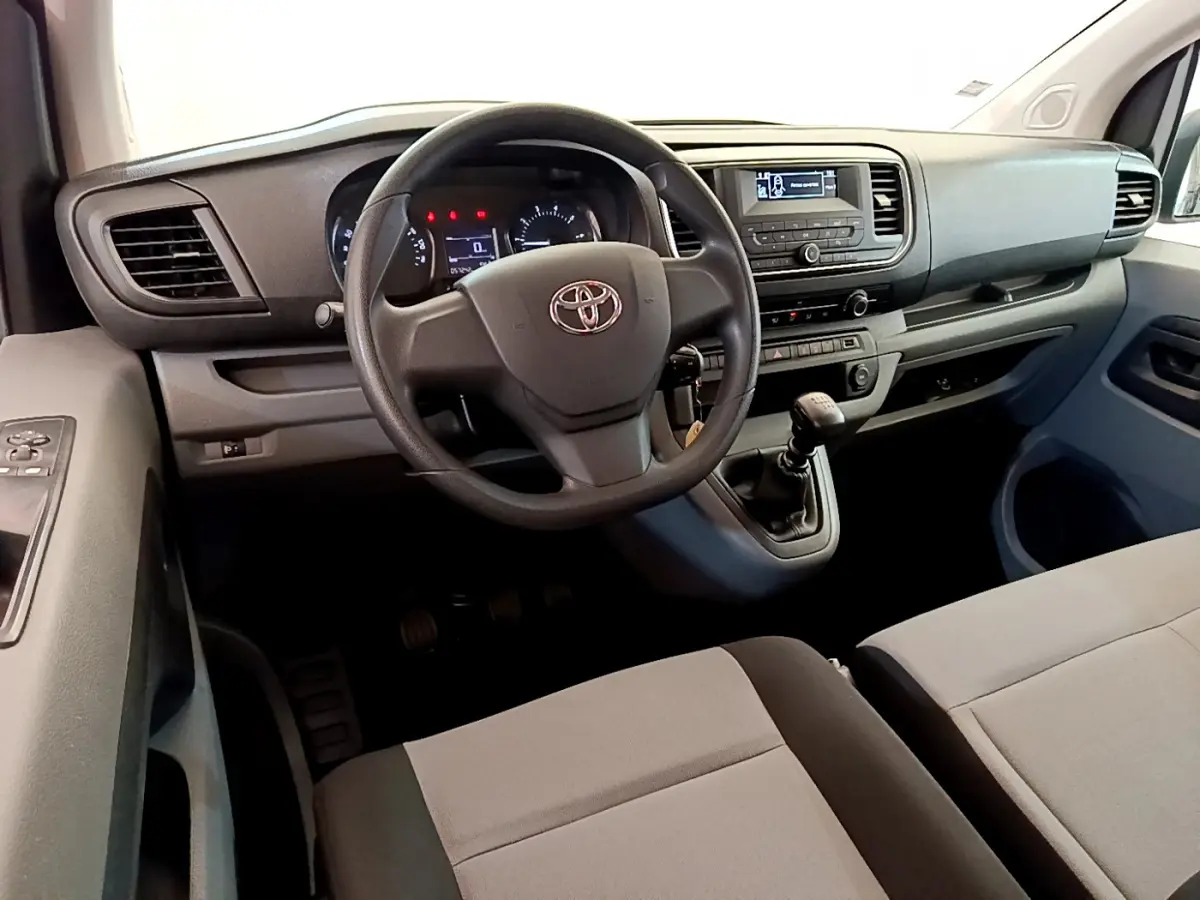 Intérieur avant du Toyota Proace Verso 2019, tableau de bord gris avec volant multifonctions et boîte manuelle.