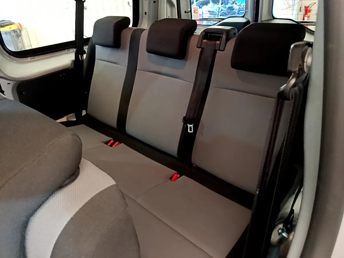 Vue intérieure du Toyota Proace Verso 2019 montrant la banquette arrière grise à trois places avec appuie-têtes et ceintures de sécurité.