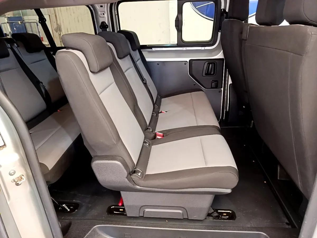 Vue intérieure côté droit sur les sièges gris clair et foncé du Toyota Proace Verso 2019, version 1.5 D LONG DYNAMIC.