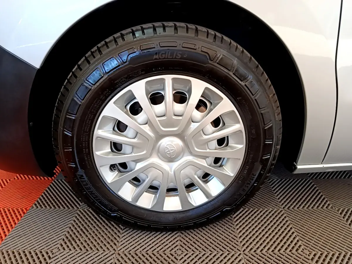 Gros plan sur la roue avant droite gris clair du Toyota Proace Verso 2019 avec enjoliveur argenté et pneu Michelin Agilis.