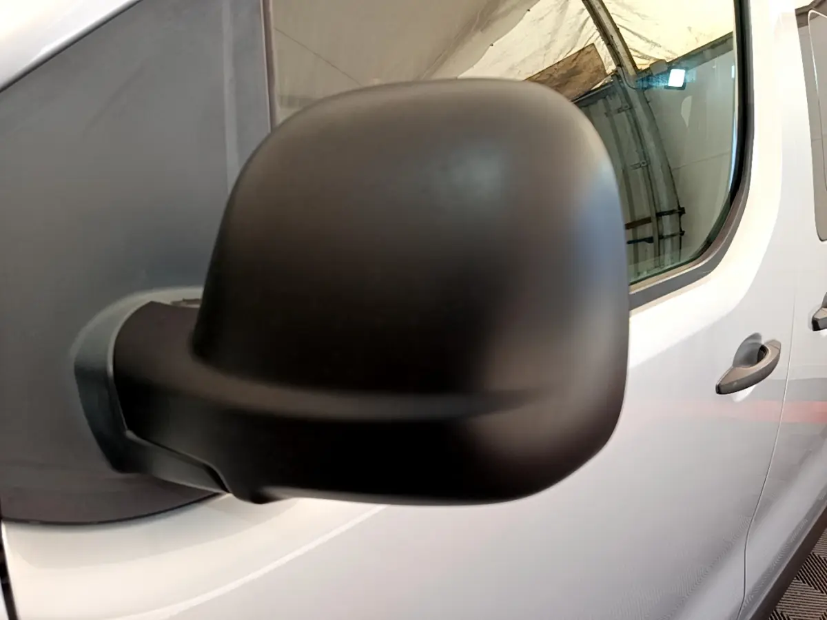Gros plan sur le rétroviseur noir côté gauche du Toyota Proace Verso gris clair, vue latérale avant du véhicule.